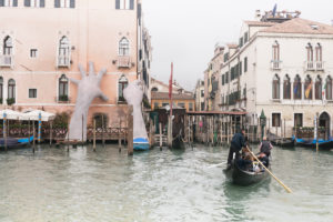 Aus dem Wasser ragende Hände im Canal Grande Aus dem Wasser ragende Hände im Canal Grande
